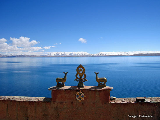 Вид на озеро Манасаровар от монастыря Госсул